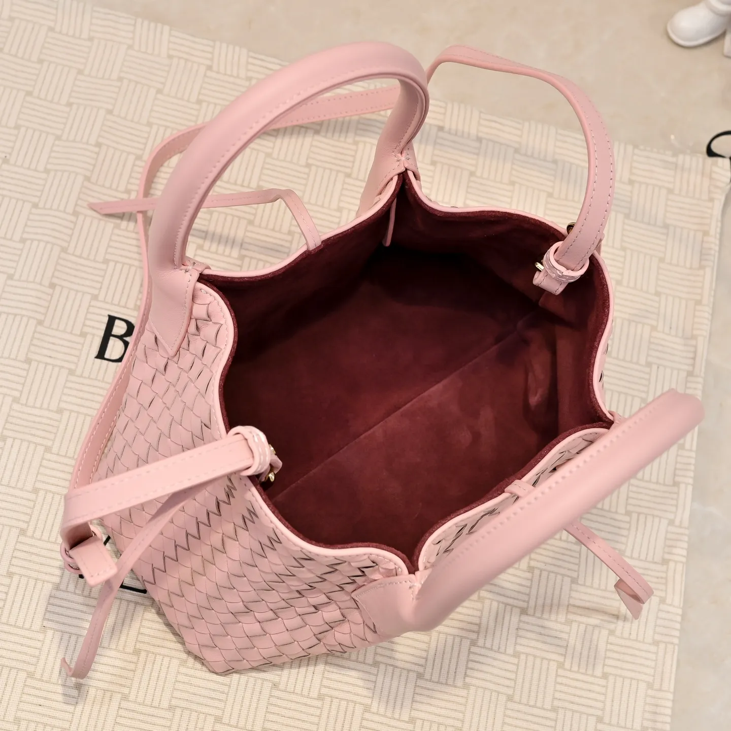Batch 1760 BOTTEGA VENETA 2025 new product pinacoteca has super soft leather, and the weaving function, practicality and relaxed fashion sense have not fallen behind❤️‍🔥Amway has given sisters a must-have bag when going out. The size of the bag also accurately meets the commuting needs of urban beauties. It can accommodate mobile phones, keys, lipstick, powder, sunscreen, shopping bags...all of it! ! ! 🔥The capacity should not be underestimated~ It does not choose people, clothes, or occasions. With its majestic curved outline, exquisite woven texture, delicate edges and rounded handles, this woven vegetable basket bag truly achieves the goal of "dressing up and being fashionable without getting in the way"~ Are you interested in Jimei? Style number: 9004 Size: 24*15*12cm
